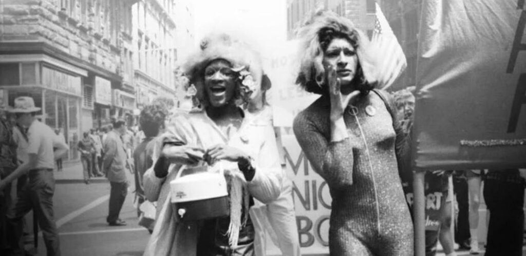 Foto van Marsha P. Johnson en Sylvia Rivera tijdens een Stonewallprotest.